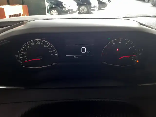 Peugeot 2008 view 11