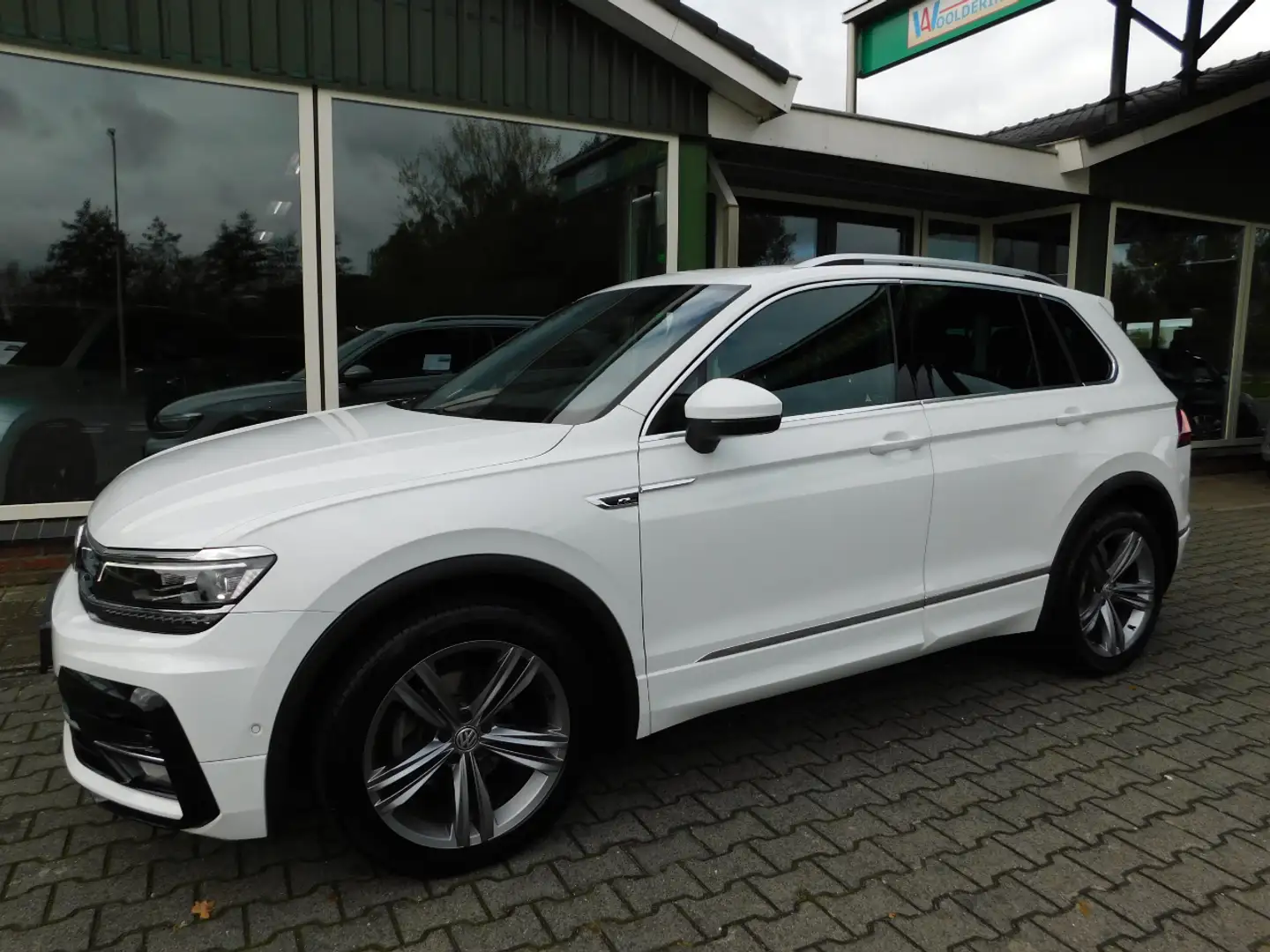 Volkswagen Tiguan 1.5TSI 131PK R-LINE!! All-in Prijs! PANO! Wit - 1