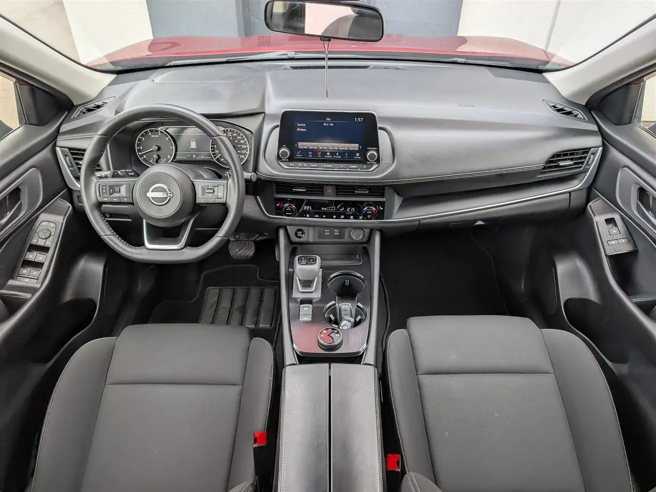 Nissan Rogue снимка Nissan Rogue