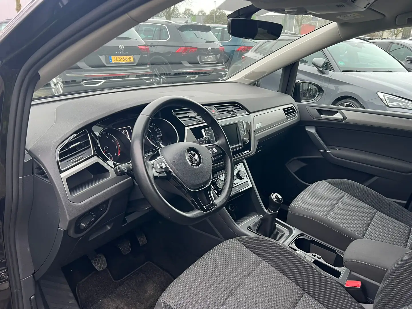 Volkswagen Touran 1.2 TSI Comfortline 7p trekhaak, cruise, navi, air Zwart - 2