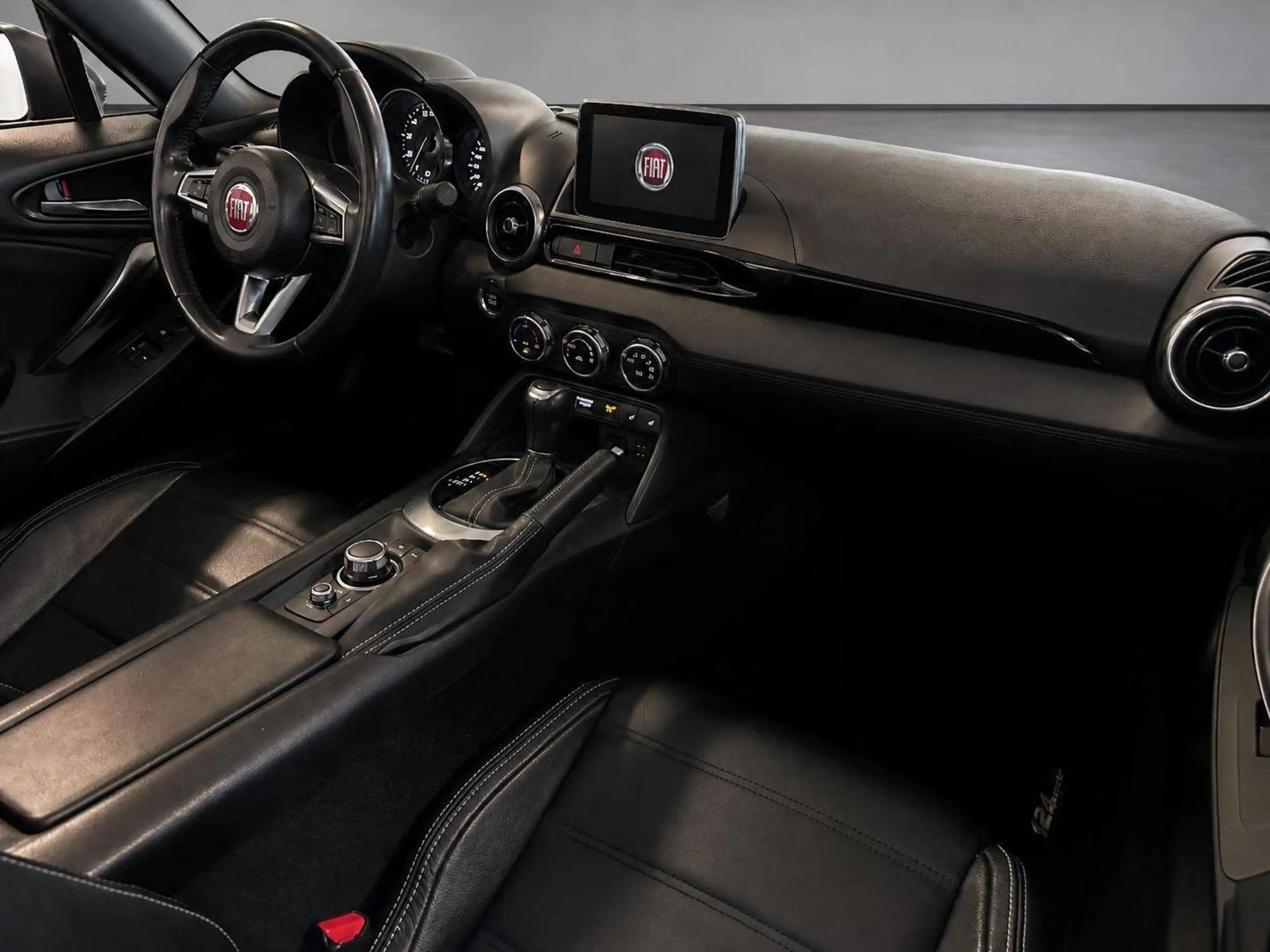 Fiat 124 Spider Lusso — photo 11