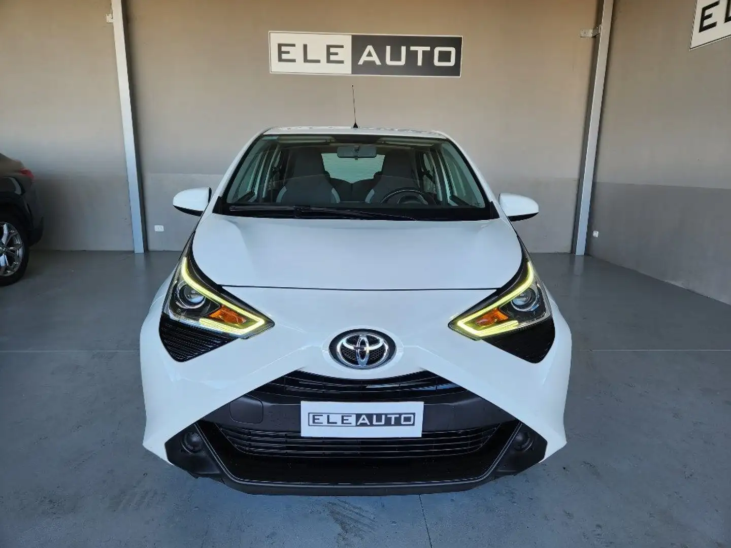 Toyota Aygo 1.0 VVT-i 72 CV Connect 5p X-Business Bianco - 2