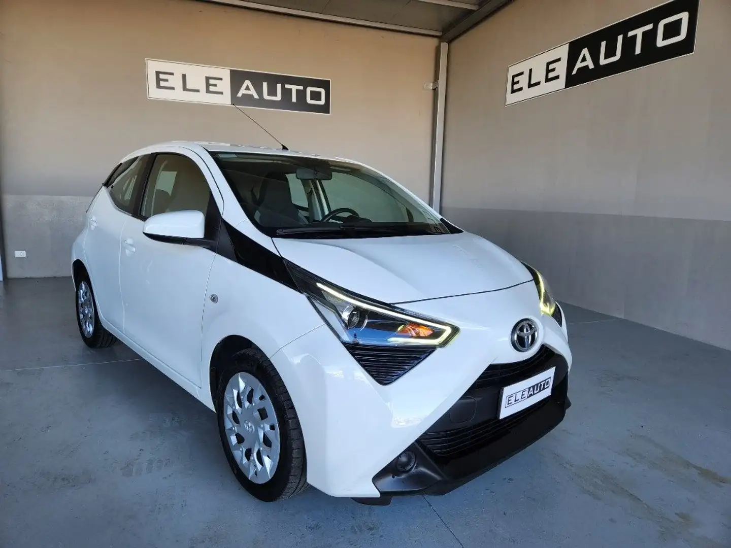 Toyota Aygo 1.0 VVT-i 72 CV Connect 5p X-Business Bianco - 1