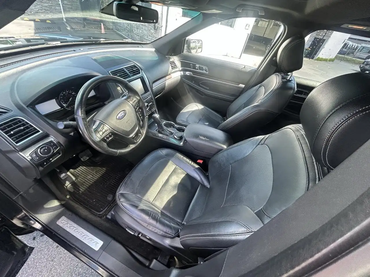 Ford Explorer снимка Ford Explorer