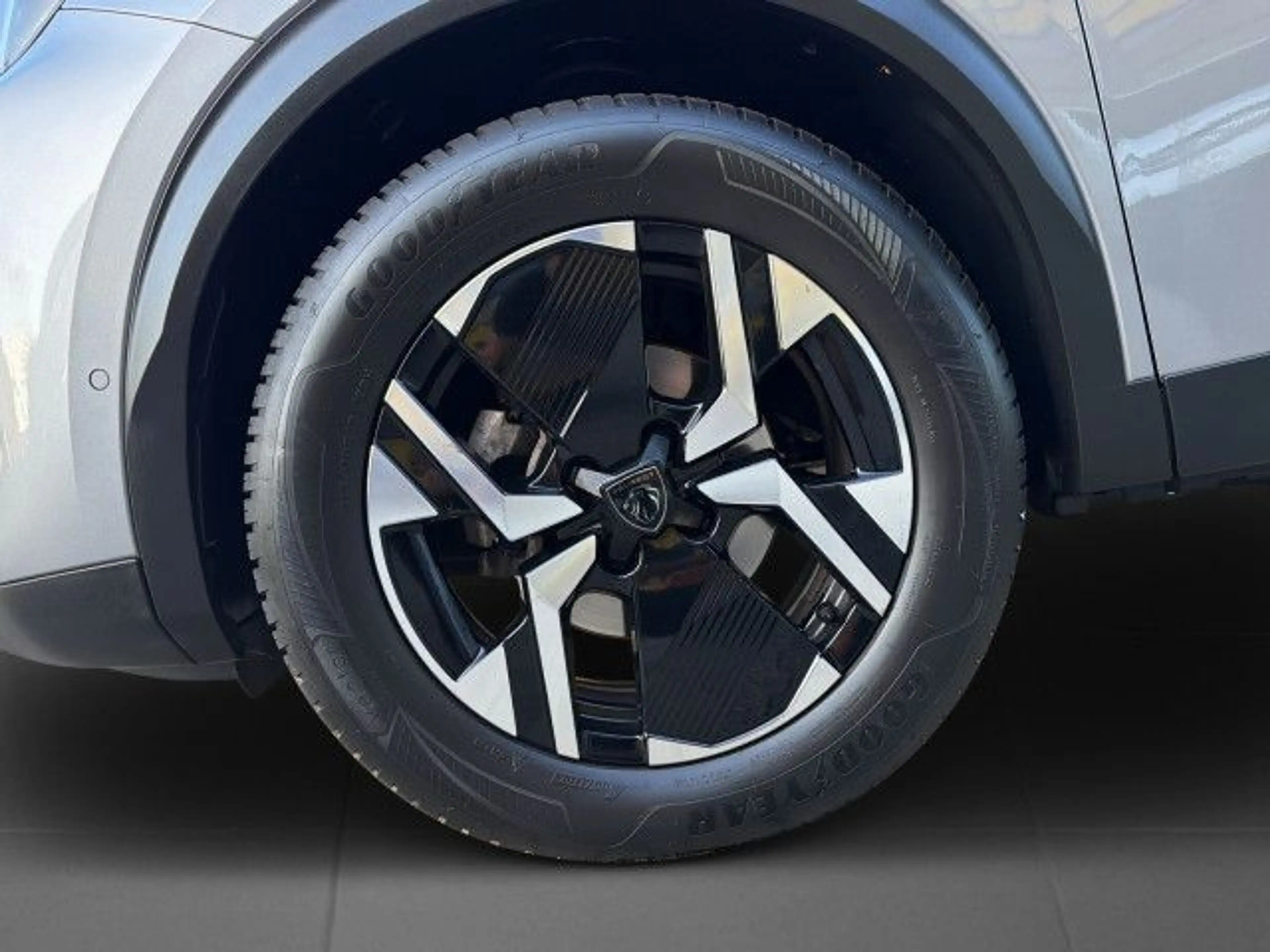 Peugeot 2008 GT PureTech EAT8 / PANO / 360°-Kam. / SHZ — photo 9
