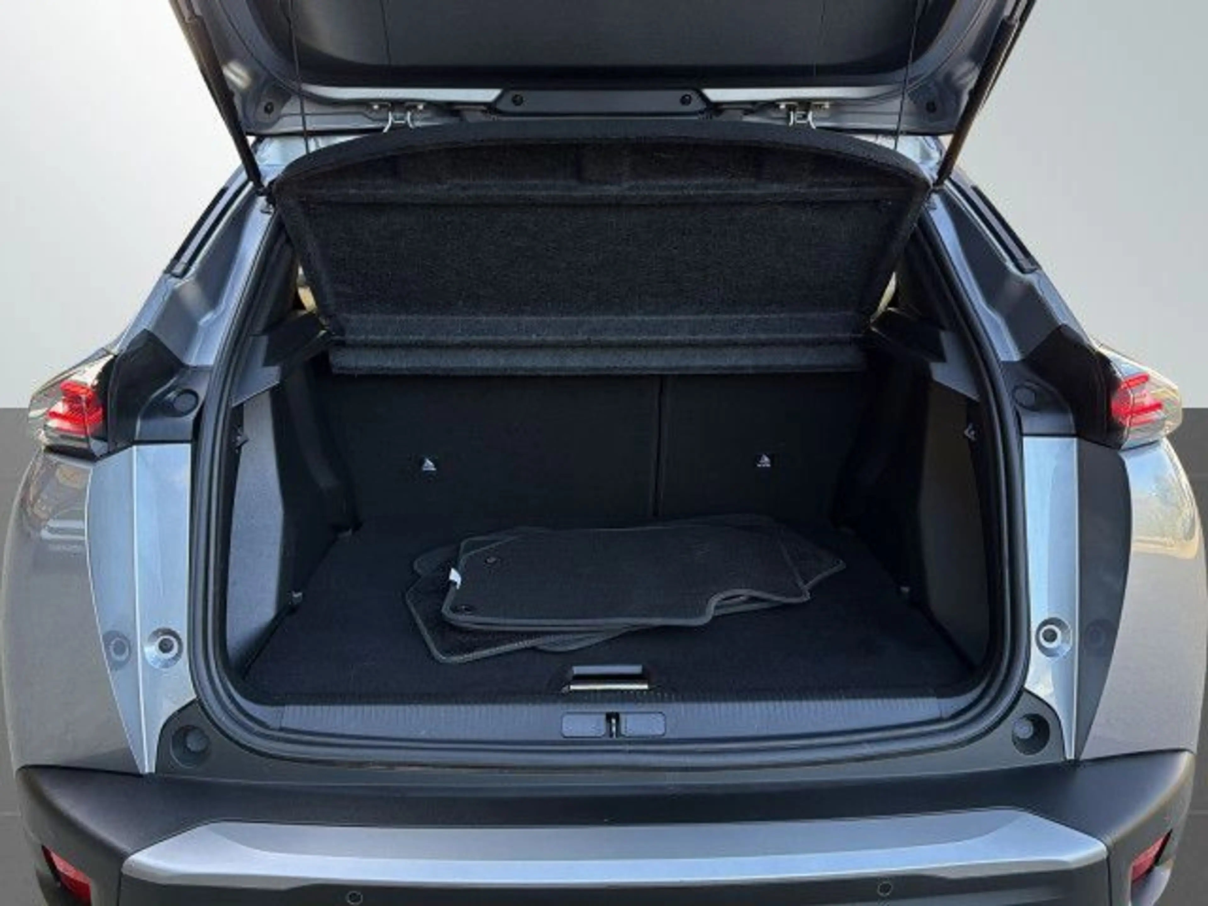 Peugeot 2008 GT PureTech EAT8 / PANO / 360°-Kam. / SHZ — photo 14