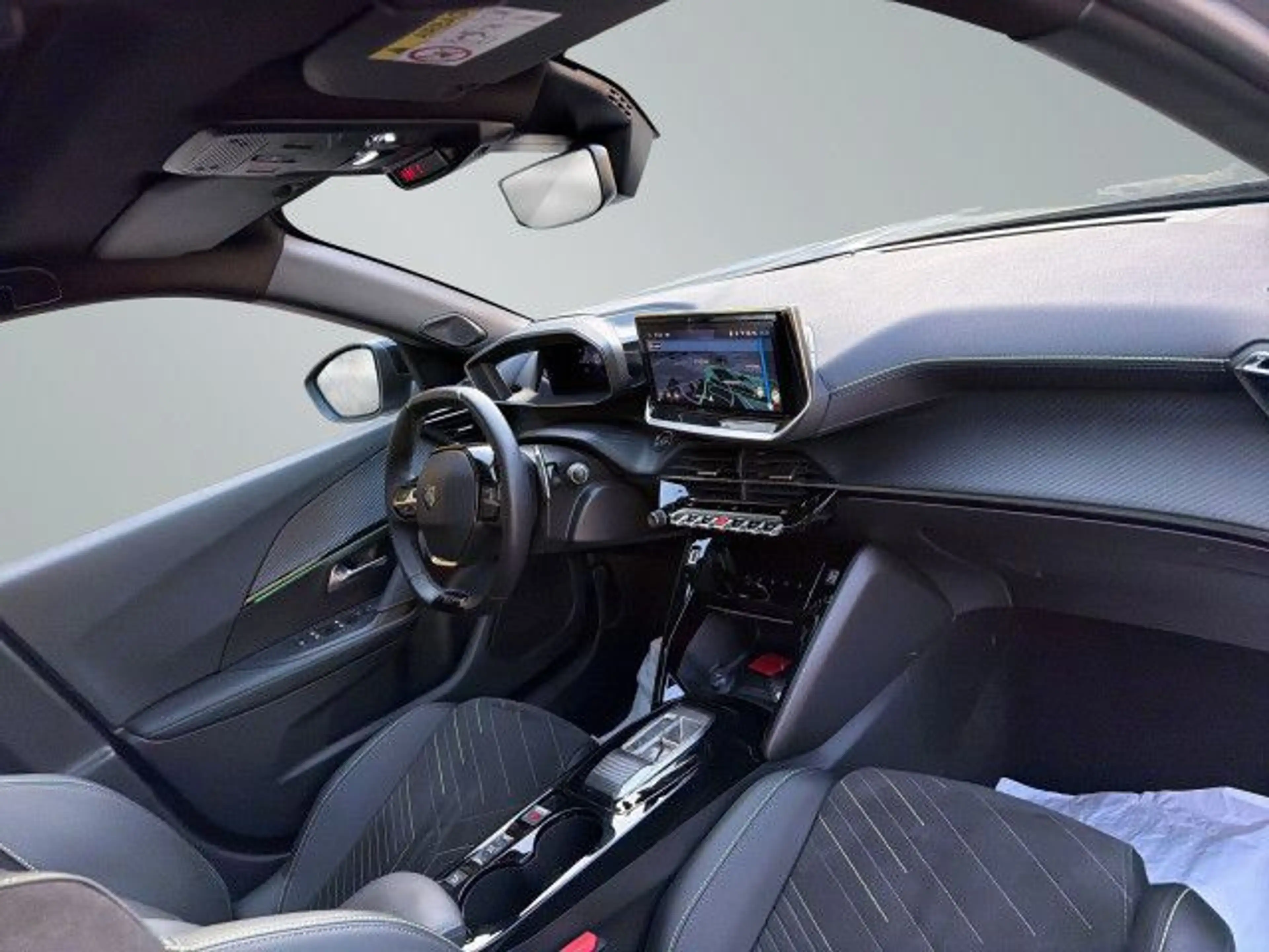 Peugeot 2008 GT PureTech EAT8 / PANO / 360°-Kam. / SHZ — photo 15