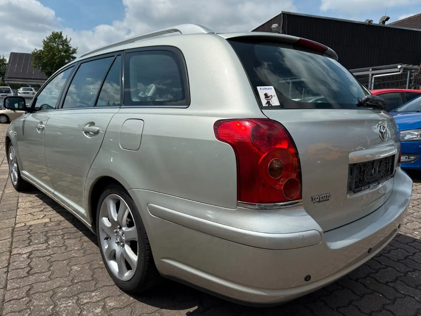Toyota Avensis 2.0-l-VVT-i,Klimaautomatik,PDC,Tüv:11/26 Beige - 2