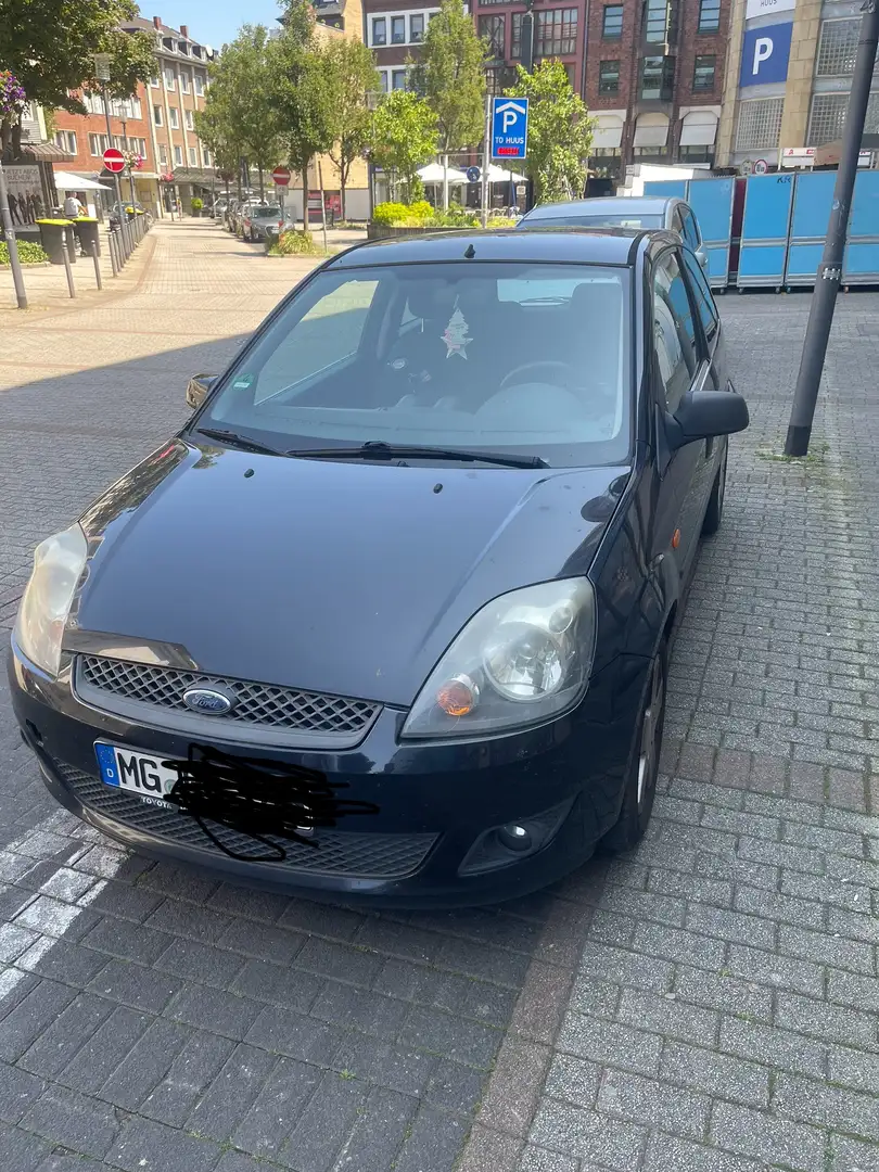 Ford Fiesta 1.3 Ambiente Schwarz - 2