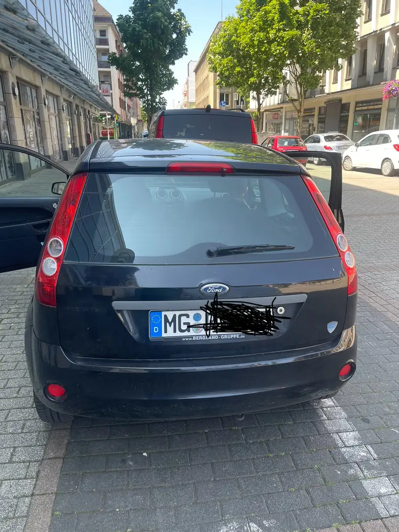 Ford Fiesta 1.3 Ambiente Schwarz - 1