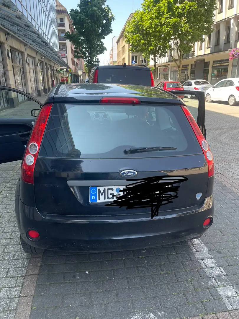 Ford Fiesta 1.3 Ambiente Schwarz - 1