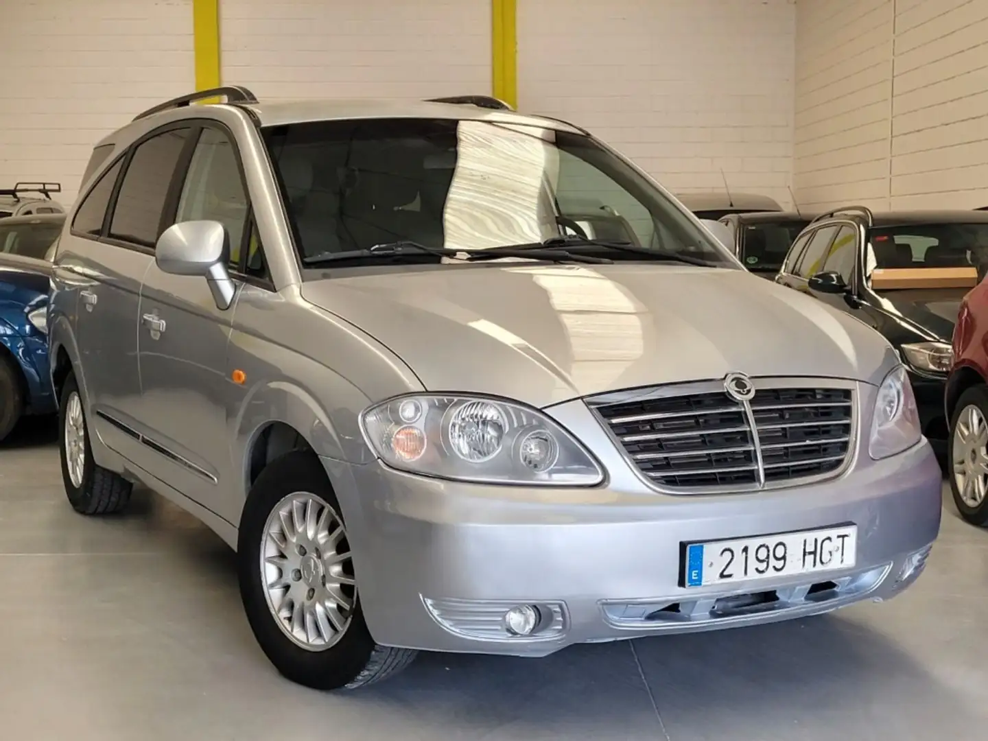 SsangYong Rodius 270 Xdi Limited Gris - 2