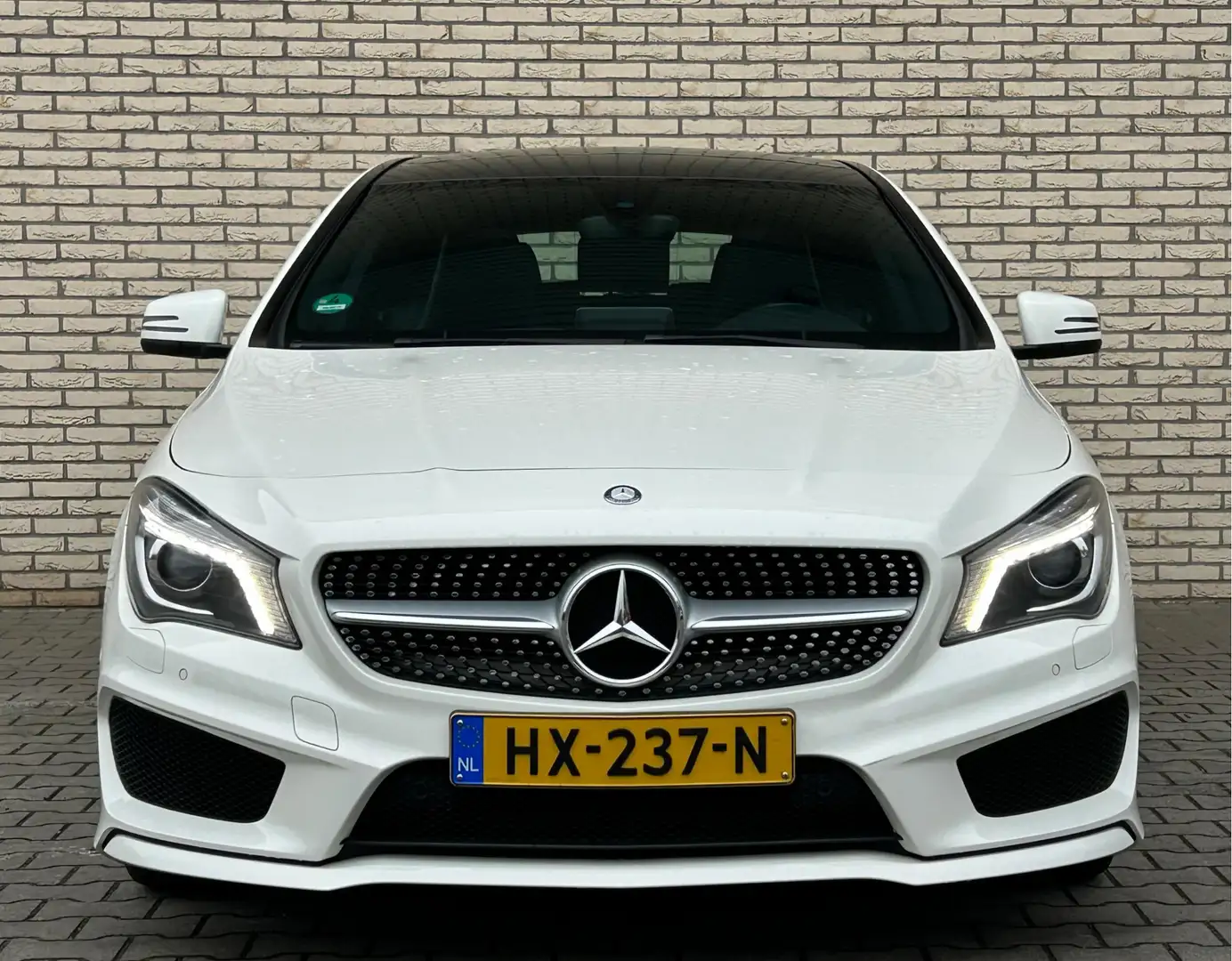 Mercedes-Benz CLA 180 Shooting Brake Ambition AMG Line Automaat l Panora Wit - 2