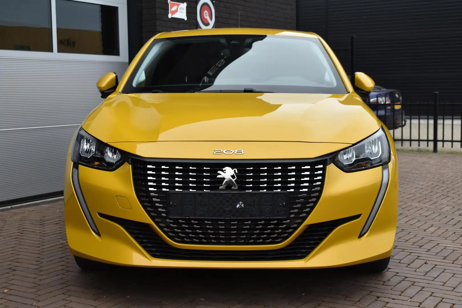 Peugeot 208 1.2 PureTech 100PK Allure Pack | Carplay | Camera Geel - 2