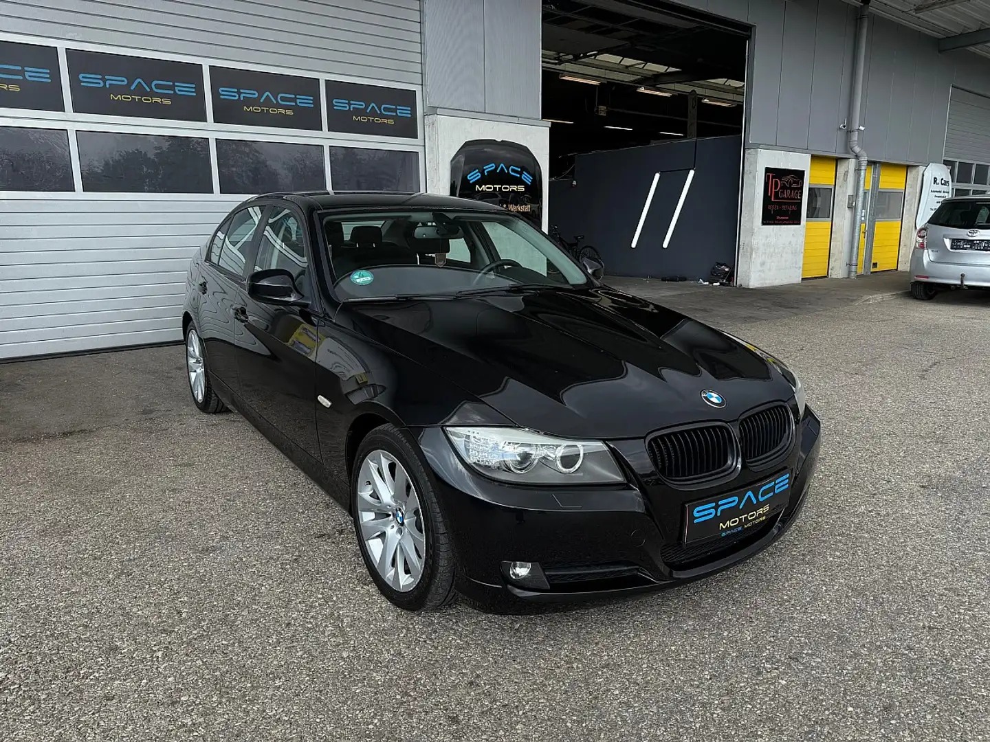 BMW 318 d Schwarz - 1