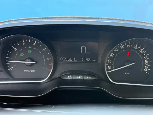 Peugeot 208 view 7