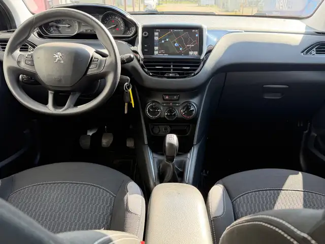 Peugeot 208 view 2