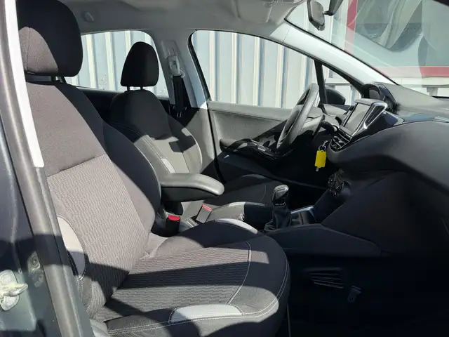 Peugeot 208 view 12