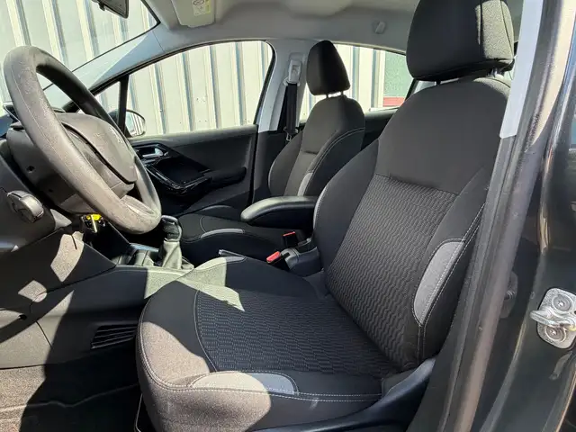 Peugeot 208 view 11