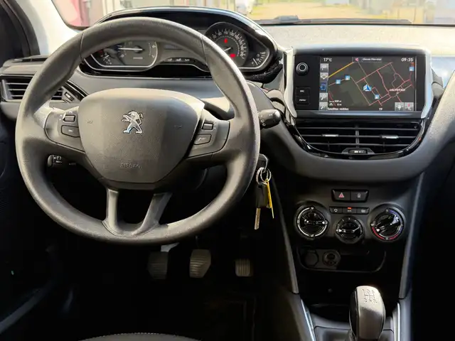 Peugeot 208 view 4