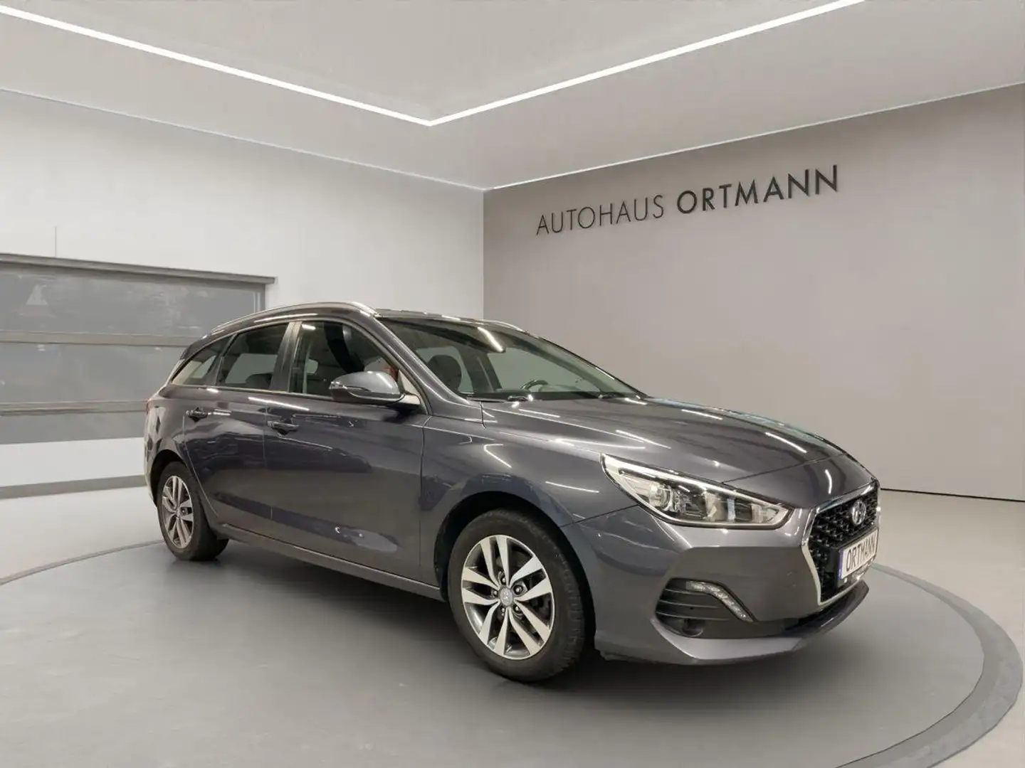 Hyundai i30 Kombi 1.4 Benzin "Trend" 2WD 6-Gang Grau - 1