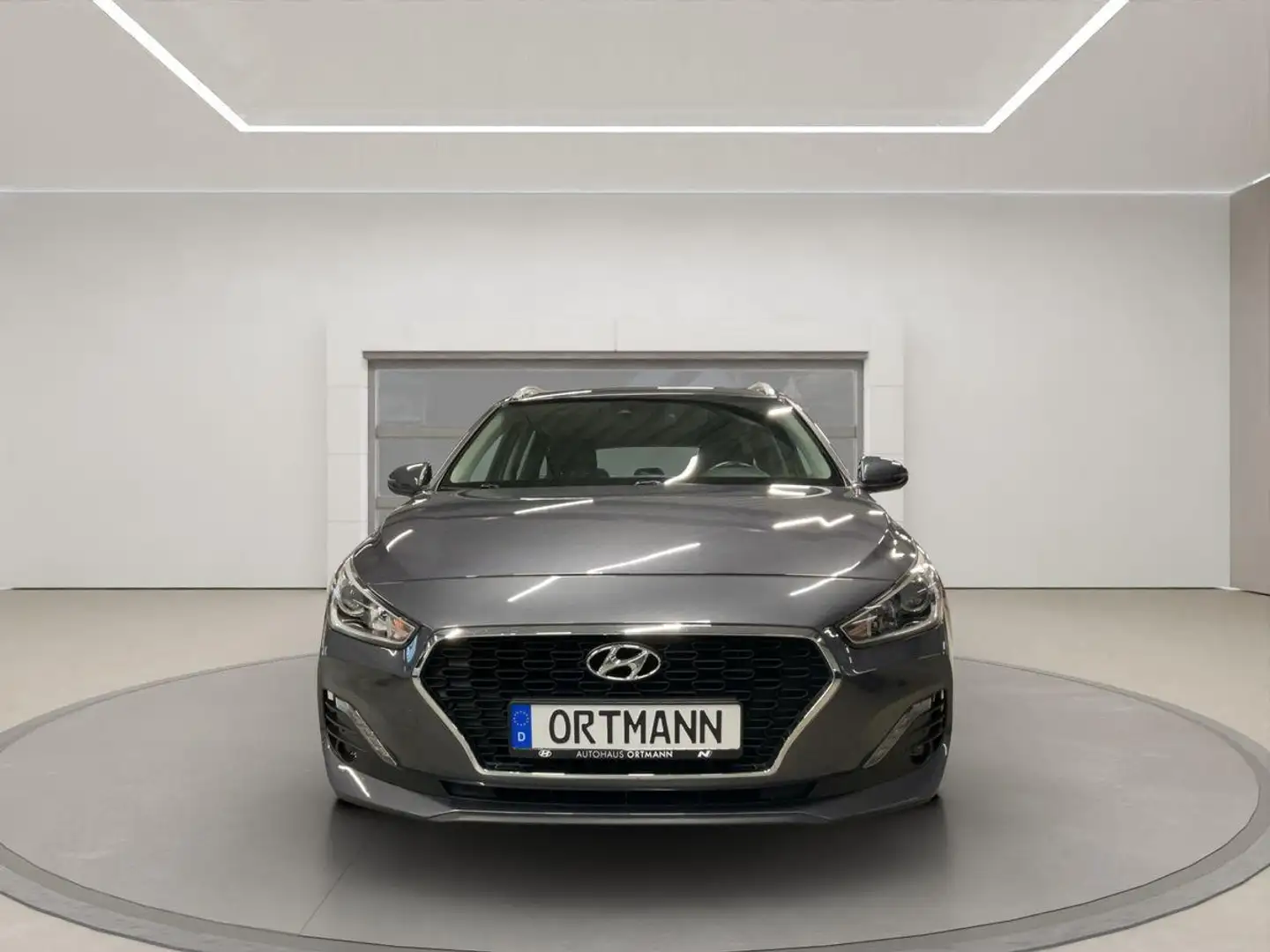 Hyundai i30 Kombi 1.4 Benzin "Trend" 2WD 6-Gang Grau - 2