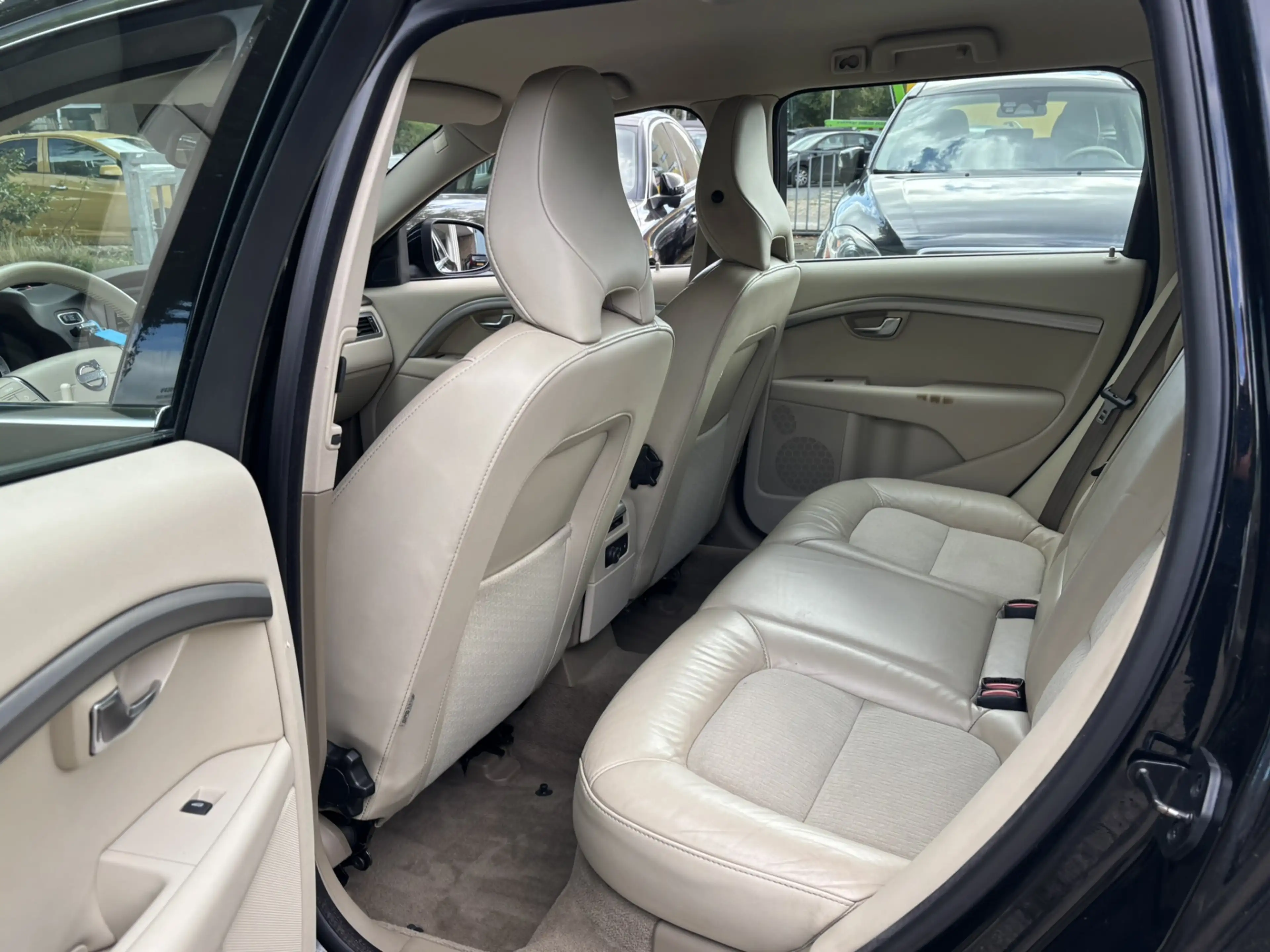 Volvo V70 2.5T 231pk Momentum Xenon Stoelverwarming voor & a — photo 6