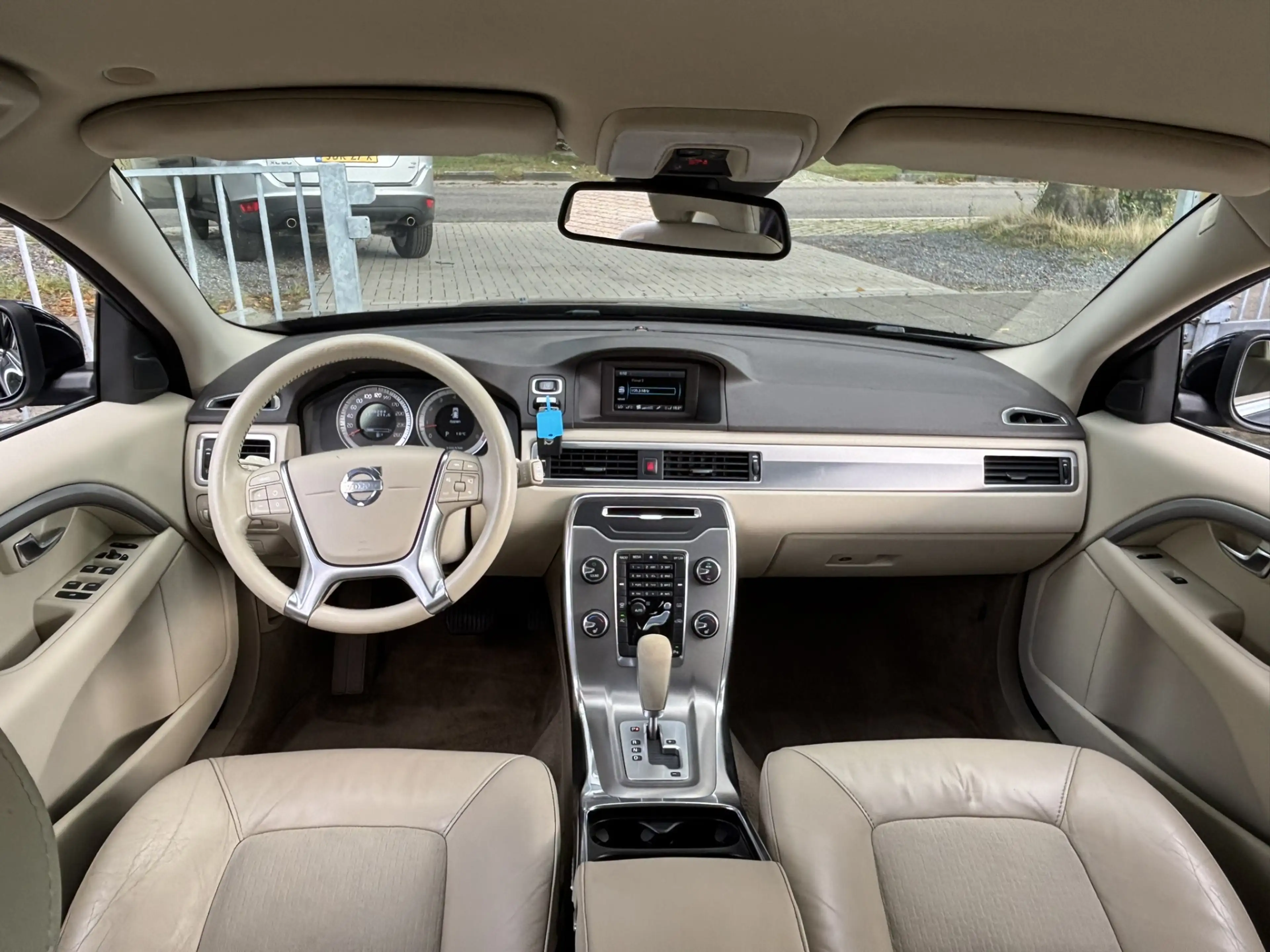 Volvo V70 2.5T 231pk Momentum Xenon Stoelverwarming voor & a — photo 2