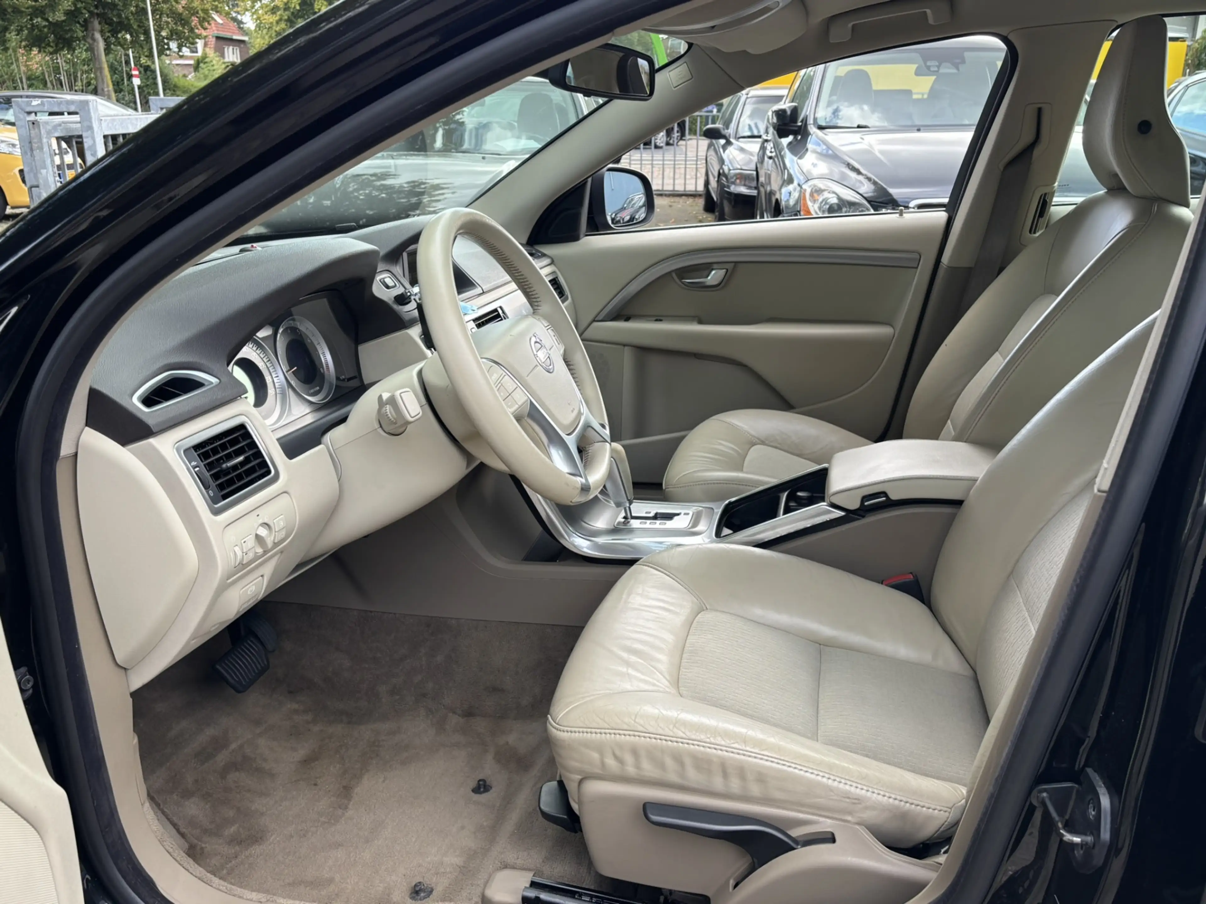 Volvo V70 2.5T 231pk Momentum Xenon Stoelverwarming voor & a — photo 4