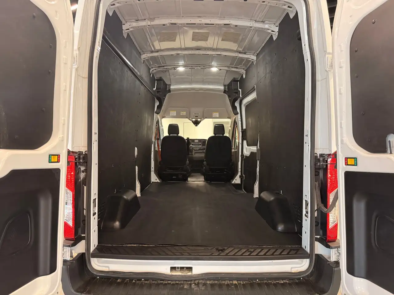 Ford Transit Cargo Van снимка Ford Transit Cargo Van